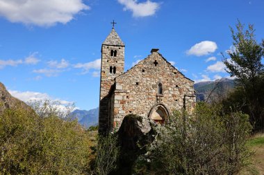 İsviçre 'nin Valais kantonunda, Sion' da bir şato olan Tourbillon Kalesi 'nden görüntü