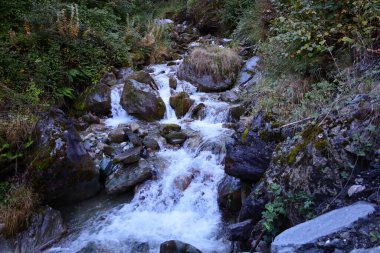 İsviçre Konfederasyonu 'nu oluşturan 26 kantondan biri olan Valais Kantonu' ndaki bir şelaleye bakın.