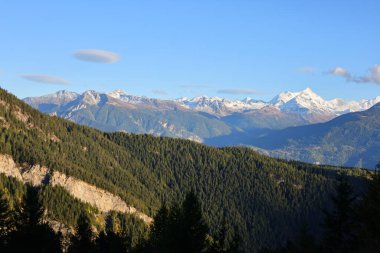 İsviçre 'deki Valais kantonundaki bir dağa bak.