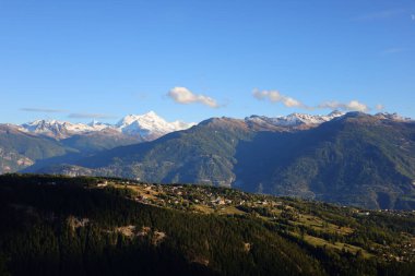 İsviçre 'deki Valais kantonundaki bir dağa bak.