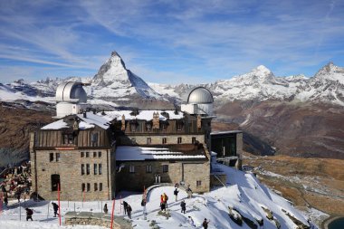 Matterhorn, 4.478 metre yüksekliğiyle Alplerin 12. zirvesidir. İtalya-İsviçre sınırında, Valais kantonu ile Aosta Vadisi arasında yer alır.
