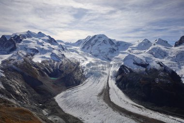 Matterhorn, 4.478 metre yüksekliğiyle Alplerin 12. zirvesidir. İtalya-İsviçre sınırında, Valais kantonu ile Aosta Vadisi arasında yer alır.