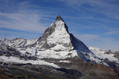Matterhorn, 4.478 metre yüksekliğiyle Alplerin 12. zirvesidir. İtalya-İsviçre sınırında, Valais kantonu ile Aosta Vadisi arasında yer alır.