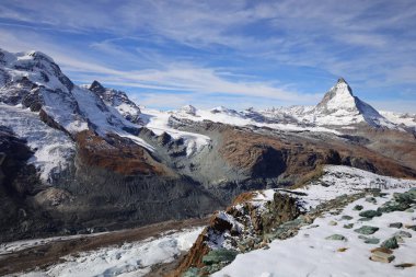 Matterhorn, 4.478 metre yüksekliğiyle Alplerin 12. zirvesidir. İtalya-İsviçre sınırında, Valais kantonu ile Aosta Vadisi arasında yer alır.