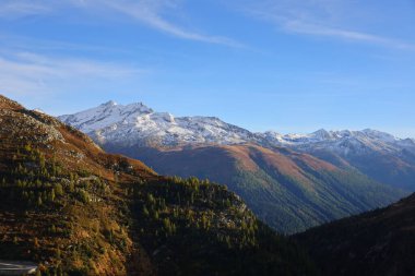 Grimsel Geçidi, İsviçre 'de, Bernese Alplerini 2.164 metre yükseklikte geçen bir dağ geçididir.