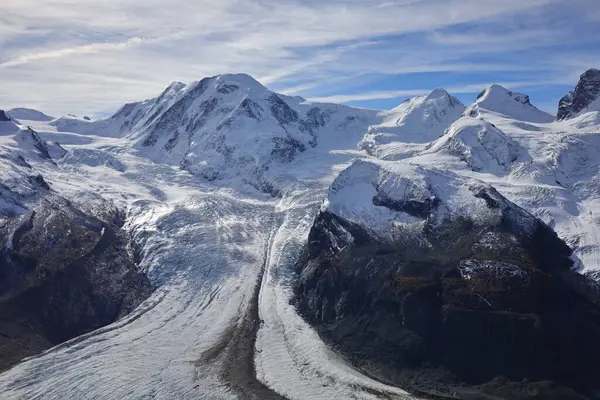 Matterhorn, 4.478 metre yüksekliğiyle Alplerin 12. zirvesidir. İtalya-İsviçre sınırında, Valais kantonu ile Aosta Vadisi arasında yer alır.