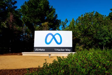 MENLO PARK, CALIFORNIA ABD - 28 Ekim 2021: New Meta, Facebook işareti, logo, metaverse. Facebook, merkezi Silikon Vadisi 'nde bulunan bir Amerikan çevrimiçi sosyal medya şirketidir.