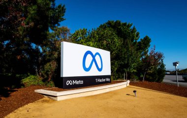 MENLO PARK, CALIFORNIA ABD - 28 Ekim 2021: New Meta, Facebook işareti, logo, metaverse. Facebook, merkezi Silikon Vadisi 'nde bulunan bir Amerikan çevrimiçi sosyal medya şirketidir.
