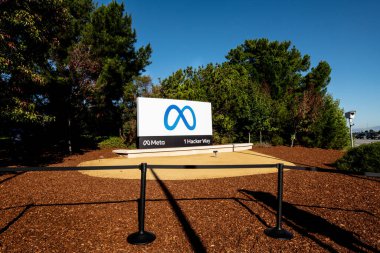 MENLO PARK, CALIFORNIA ABD - 28 Ekim 2021: New Meta, Facebook işareti, logo, metaverse. Facebook, merkezi Silikon Vadisi 'nde bulunan bir Amerikan çevrimiçi sosyal medya şirketidir.