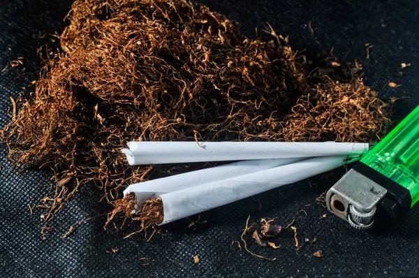 Sušené Tabákové Listy Třemi Ručně Balenými Cigaretami Zeleným Plynovým Zapalovačem — Stock fotografie
