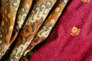 Endonezya 'dan geleneksel kumaşlar, yani paralel olarak düzenlenmiş batik, arka plan olarak kullanılabilir.