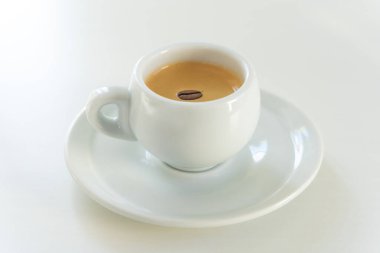 Porselen bardakta biraz espresso.