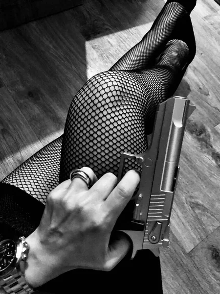 Pernas Uma Mulher Perigosa Com Uma Arma — Fotografia de Stock