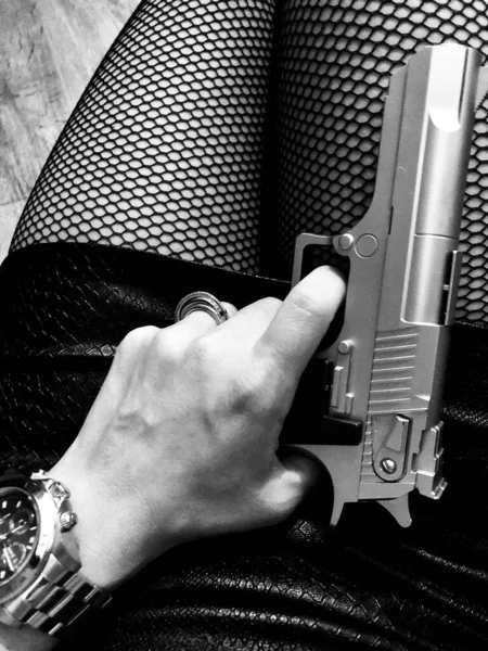 Nohy Nebezpečné Ženy Pistolí — Stock fotografie