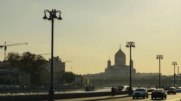 Krajobraz Miasta Moskwa Widokiem Świątynię Chrystus Zbawiciel Rzeka Moskwa Wieczornym — Zdjęcie stockowe