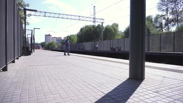 Homem Está Esperando Por Trem Estação Trem Chega Estação — Vídeo de Stock