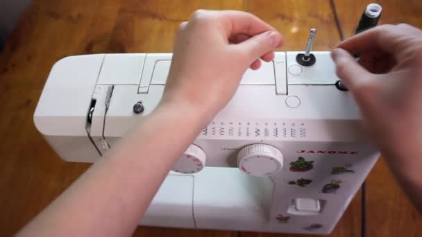 在缝纫机上安装线 — 图库视频影像