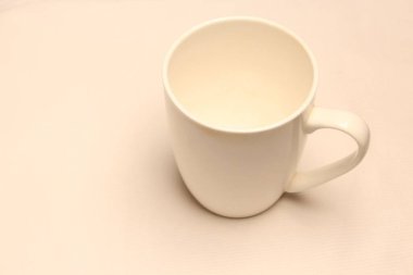 Beyaz arka planda beyaz porselen bardak