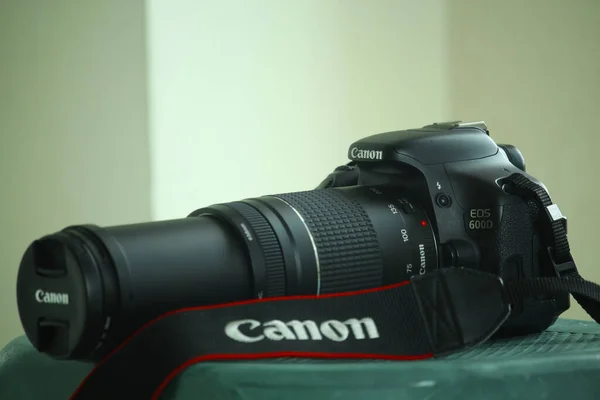 Canon 600D Câmera Com Lente 300Mm Fundo Branco — Fotografia de Stock