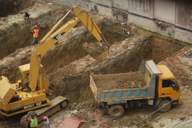 09-Aralık-2020, Bangladeş, Dhaka. Kazı çalışmalarına devam ediliyor..
