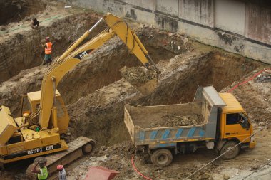 09-Aralık-2020, Bangladeş, Dhaka. Kazı çalışmalarına devam ediliyor..