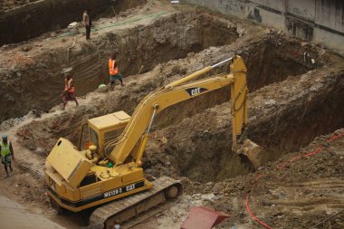 09-Aralık-2020, Bangladeş, Dhaka. Kazı çalışmalarına devam ediliyor..