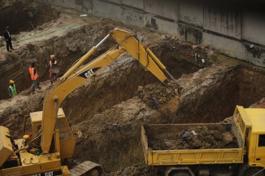 09-Aralık-2020, Bangladeş, Dhaka. Kazı çalışmalarına devam ediliyor..