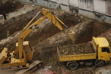 09-Aralık-2020, Bangladeş, Dhaka. Kazı çalışmalarına devam ediliyor..