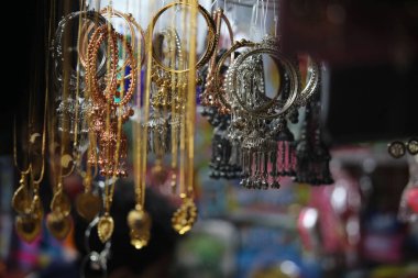 Mücevherler vitrinde.