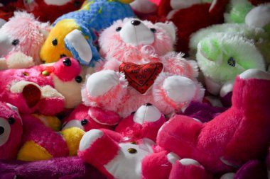 Renkli sevimli oyuncak bebek..