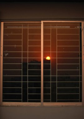 Pencere camında güneşin yansıması..