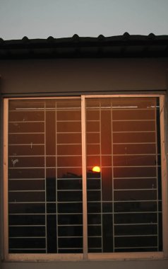 Pencere camında güneşin yansıması..