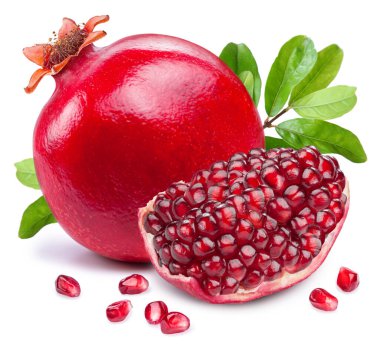 Yapraklı tam nar meyvesi ve beyaz arka planda izole edilmiş olgun kırmızı nar tohumları..