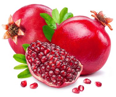 Yapraklı tam nar ve beyaz arka planda izole edilmiş olgun kırmızı nar tohumları..