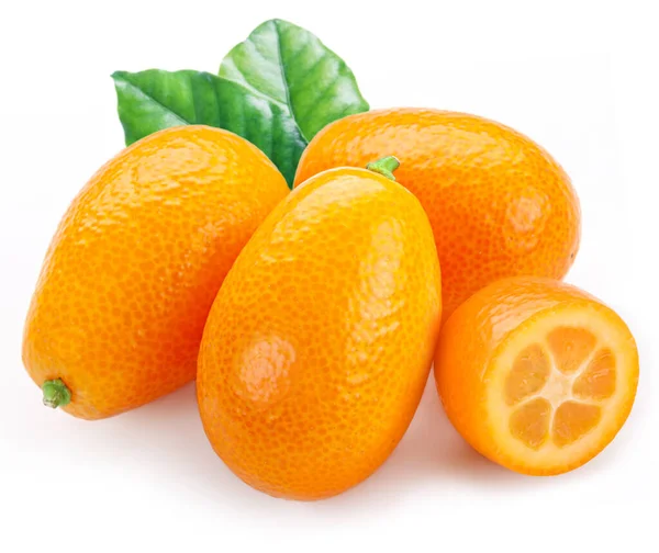 Kumquat Frutti Con Foglie Verdi Isolate Sfondo Bianco — Foto Stock