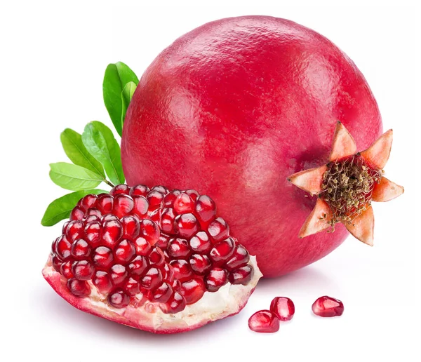 Yapraklı tam nar meyvesi ve beyaz arka planda izole edilmiş olgun kırmızı nar tohumları..