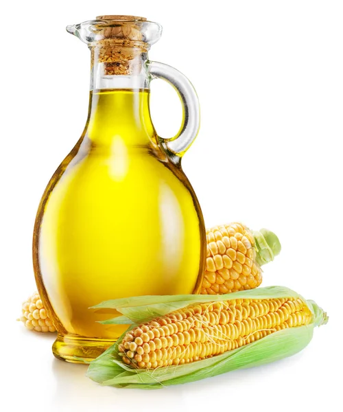 Beyaz arka planda bir şişe mısır yağı ya da mısır yağı ve mısır kulağı..