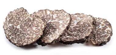 Beyaz arka planda yenebilir siyah yer mantarı dilimleri. Yer mantarlarının en ünlüsü..