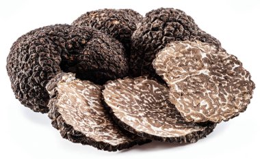 Siyah, yenilebilir yer mantarı ve beyaz arka planda mantar dilimleri. Yer mantarlarının en ünlüsü..