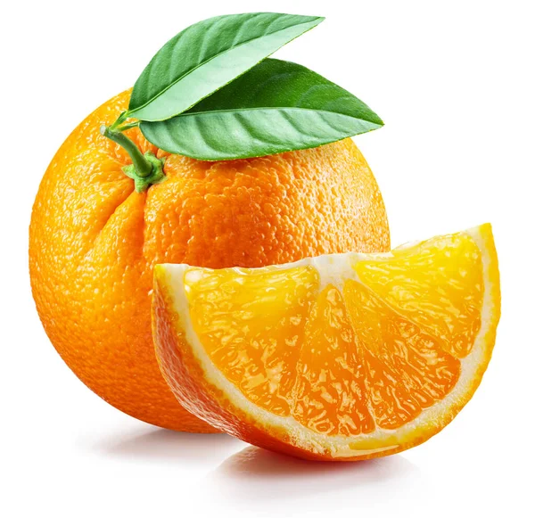 Beyaz arka planda yeşil yapraklı portakal ve portakal dilimi..