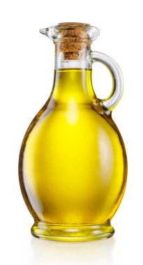 Bir şişe zeytinyağı ve beyaz arka planda yaprakları olan yeşil zeytinler. Yakın plan..