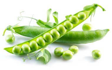 Beyaz arkaplanda izole edilmiş mükemmel yeşil bezelyeler.