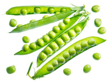 Beyaz arkaplanda izole edilmiş mükemmel yeşil bezelyeler.