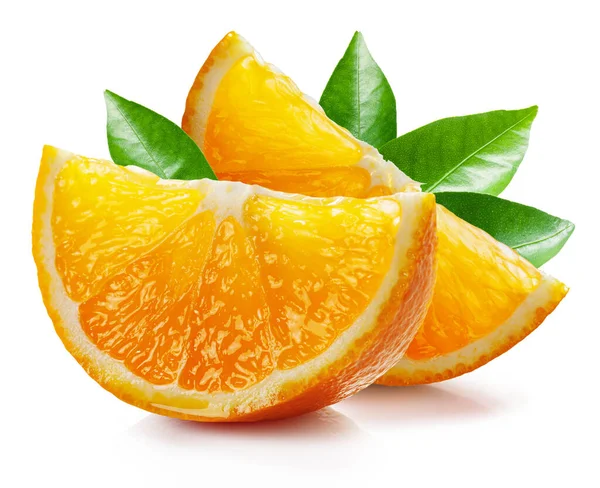 Beyaz arkaplanda yeşil yapraklı portakal dilimleri.