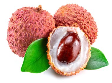 Tüm ve açık liçi meyvesi beyaz arka planda izole.