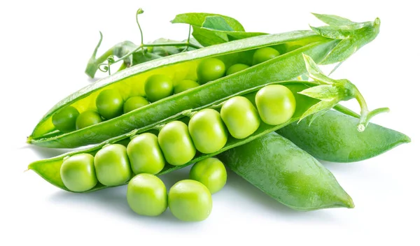 Açılmış olgun bezelye kabukları beyaz arkaplanda izole edilmiş. 
