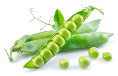 Açılmış olgun bezelye kabukları beyaz arkaplanda izole edilmiş. 