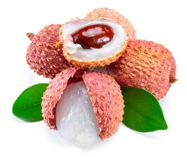 Tüm ve açık liçi meyvesi beyaz arka planda izole.