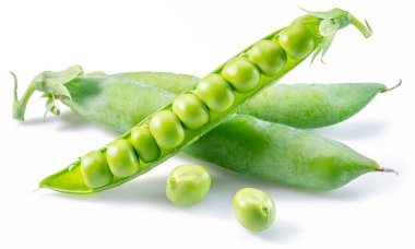 Açılmış olgun bezelye kabukları beyaz arkaplanda izole edilmiş. 