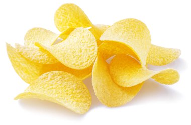 Beyaz arka plan üzerinde izole lezzetli patates cipsi.